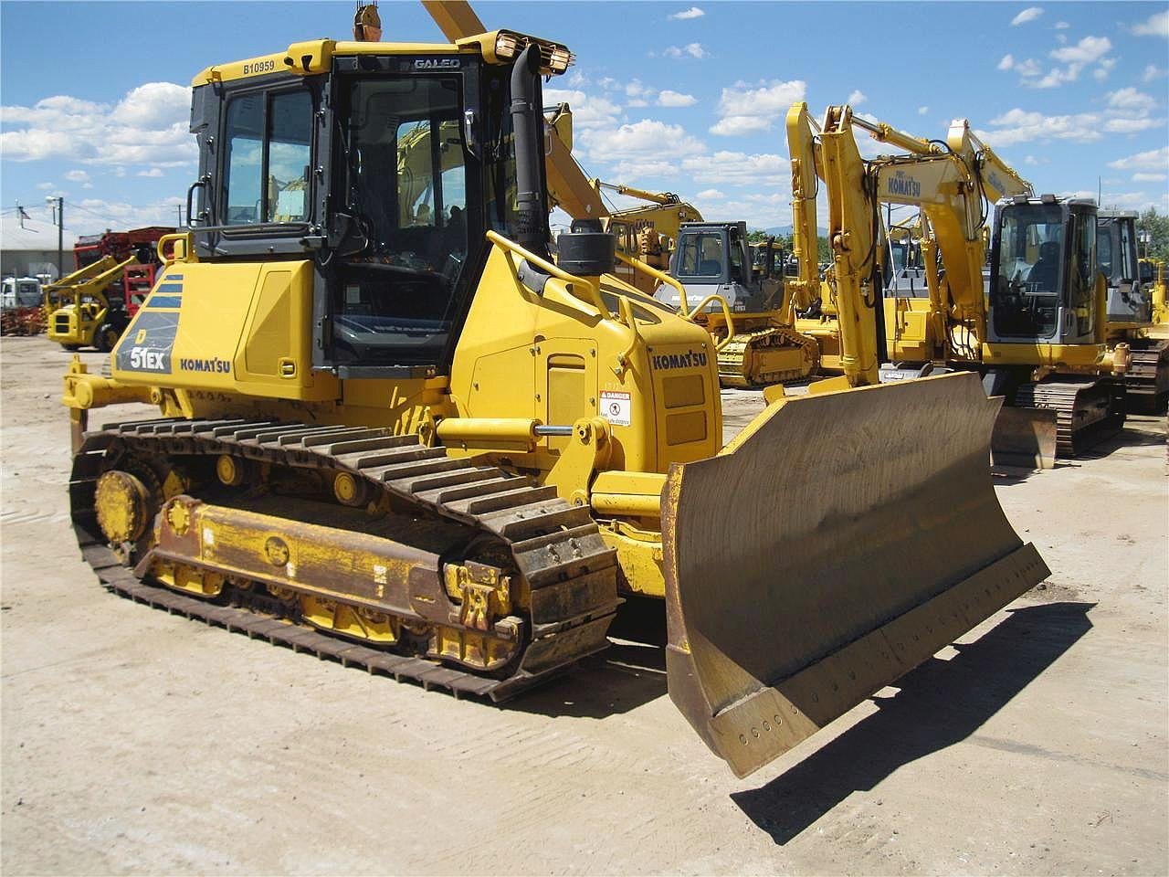 Бульдозер комацу. Komatsu d51ex. Бульдозер Komatsu d51ex-22. Бульдозер Комацу д37. Каматсу d300.