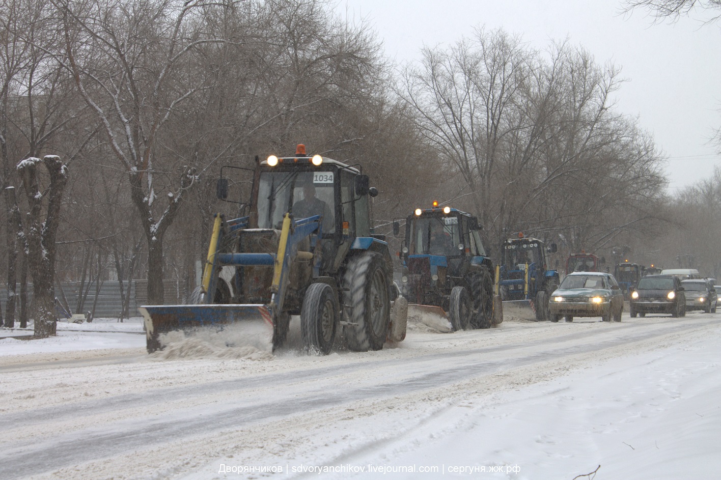 Трактора чистят дороги. МТЗ 82 уборка снега. Трактор МТЗ 82 уборка снега. МТЗ-82 зимой уборка снега. Трактор чистит снег.