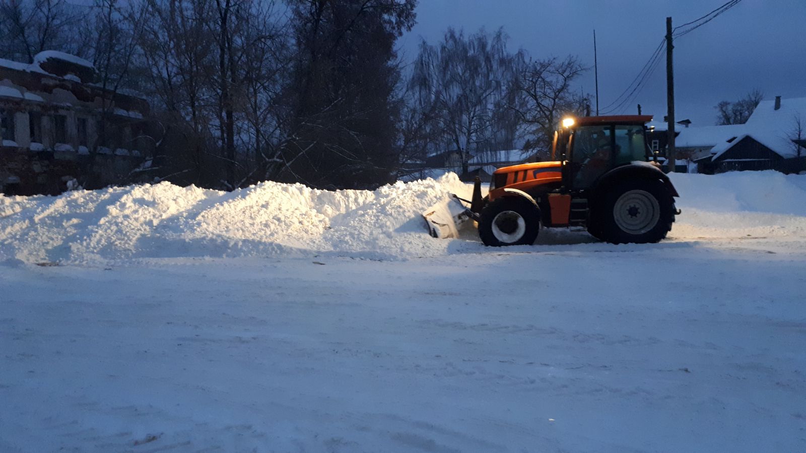 Трактора чистят дороги. Трактор для чистки снега. Трактор зимой. Трактор убирает снег. Расчистка дорог от снега в деревне.