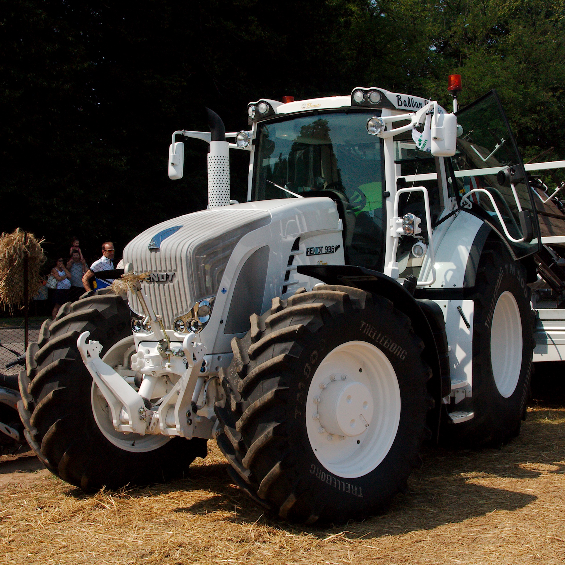 Показать больше трактора. Трактор Valtra s293. Трактор big Bud. Valtra комбайн. Красивый трактор.