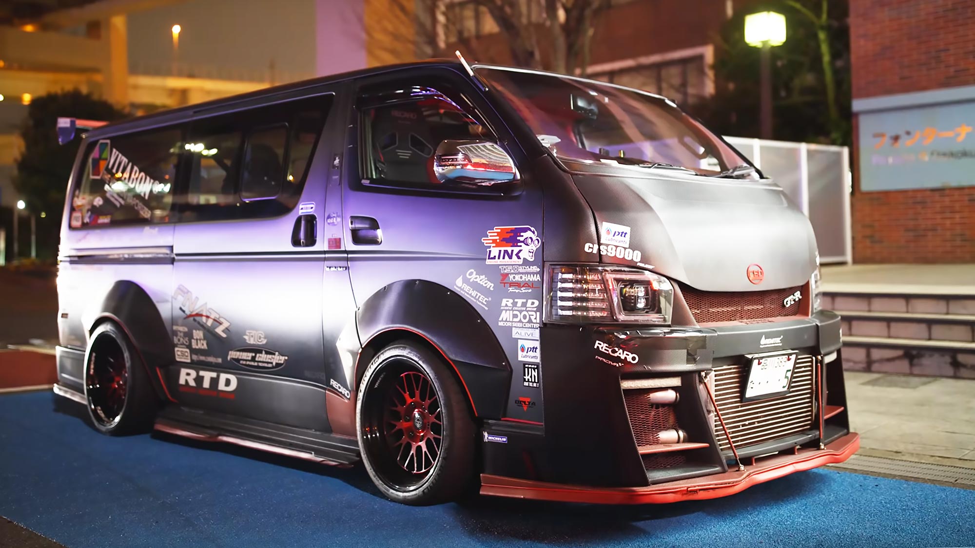 Тойота минивэн Hiace 2020