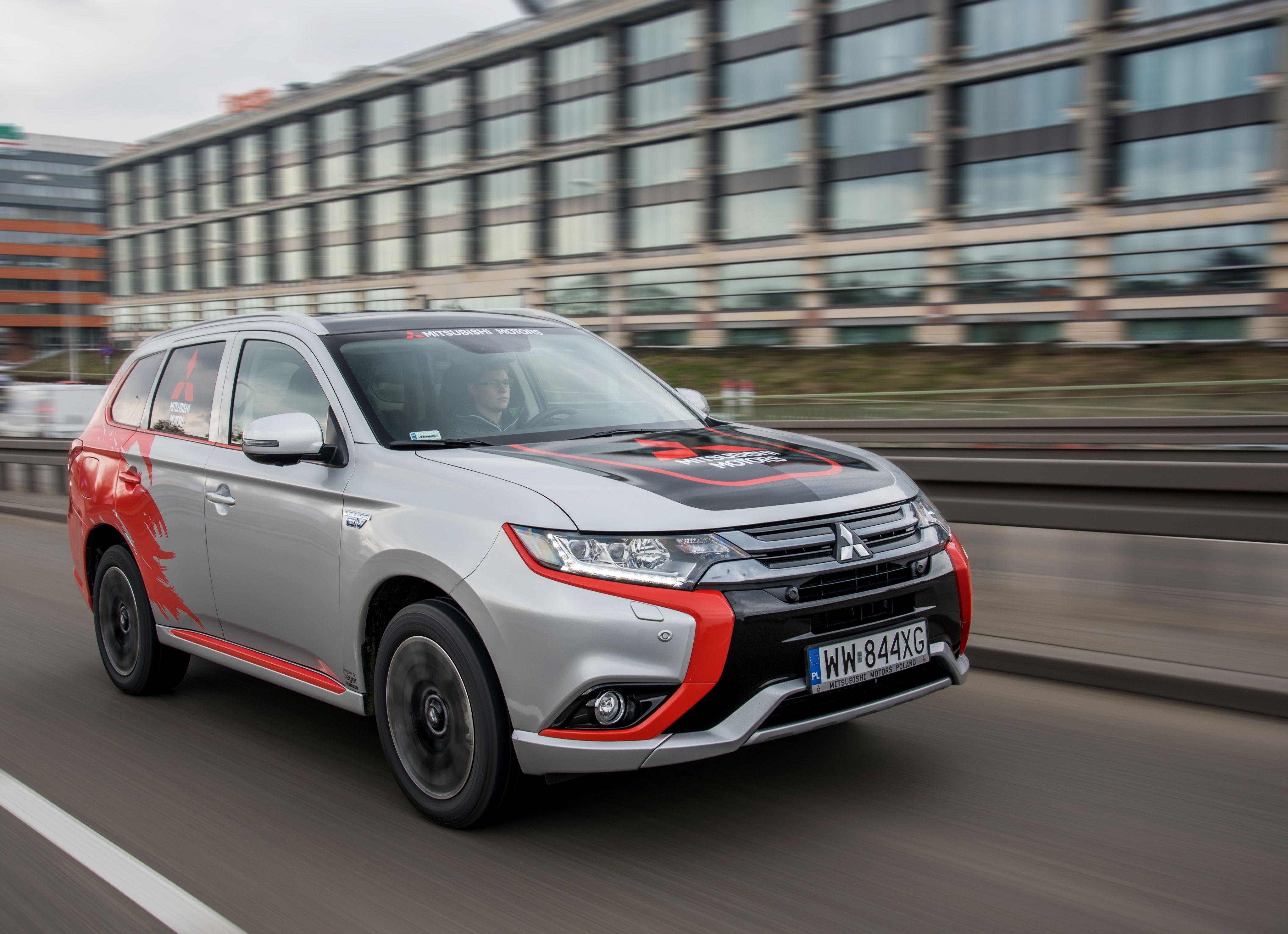 Тюнинг митсубиси аутлендер 3. Mitsubishi Outlander 2020 обвес. Mitsubishi Outlander Rally. Mitsubishi PHEV. Мицубиси Аутлендер ралли.