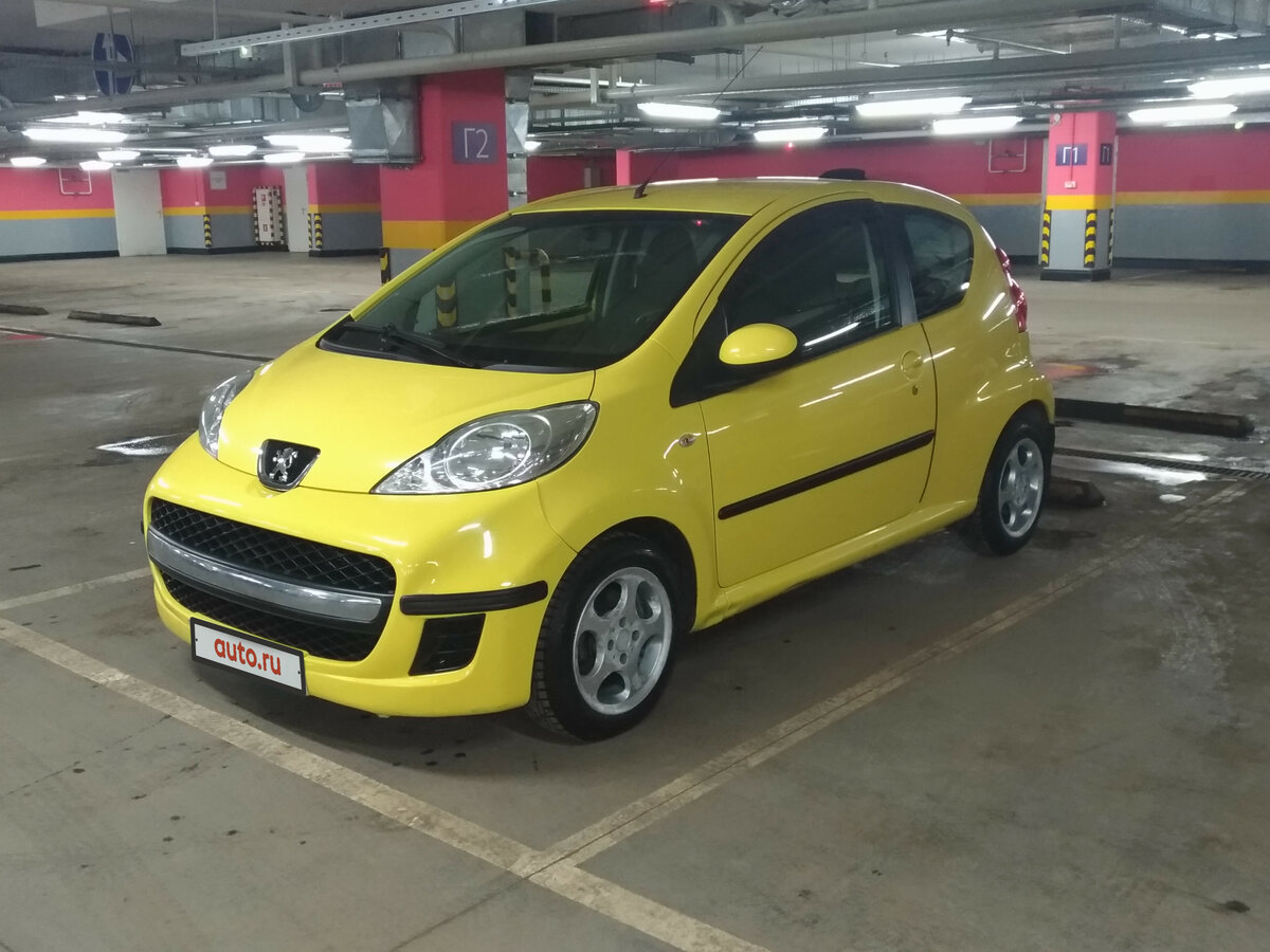 Желтый пежо боксер. Пежо 107 желтый. Peugeot 107 i Рестайлинг. Peugeot 107 желтого цвета. Пежо 107 салон.