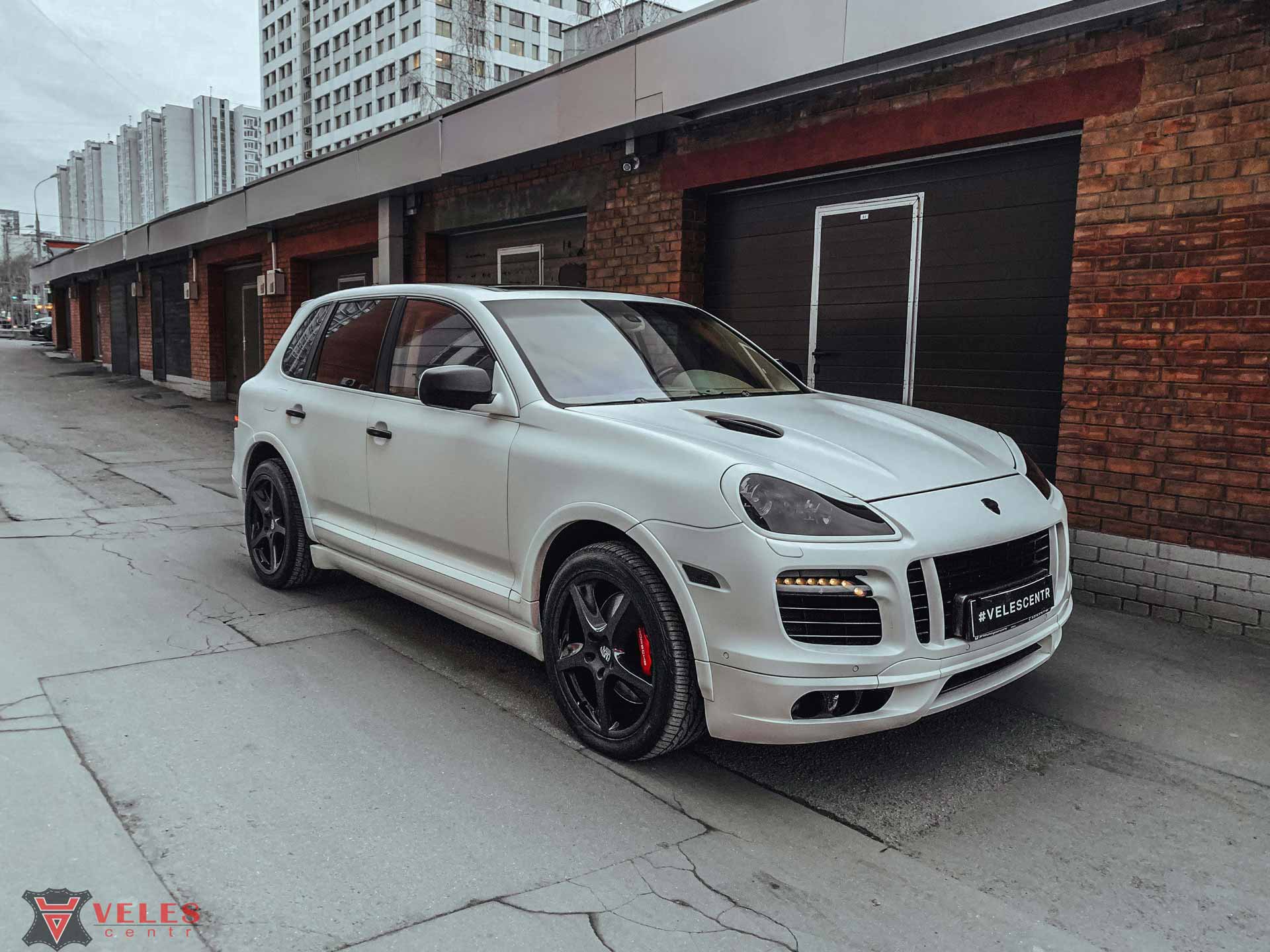 Porsche Cayenne в матовой пленке