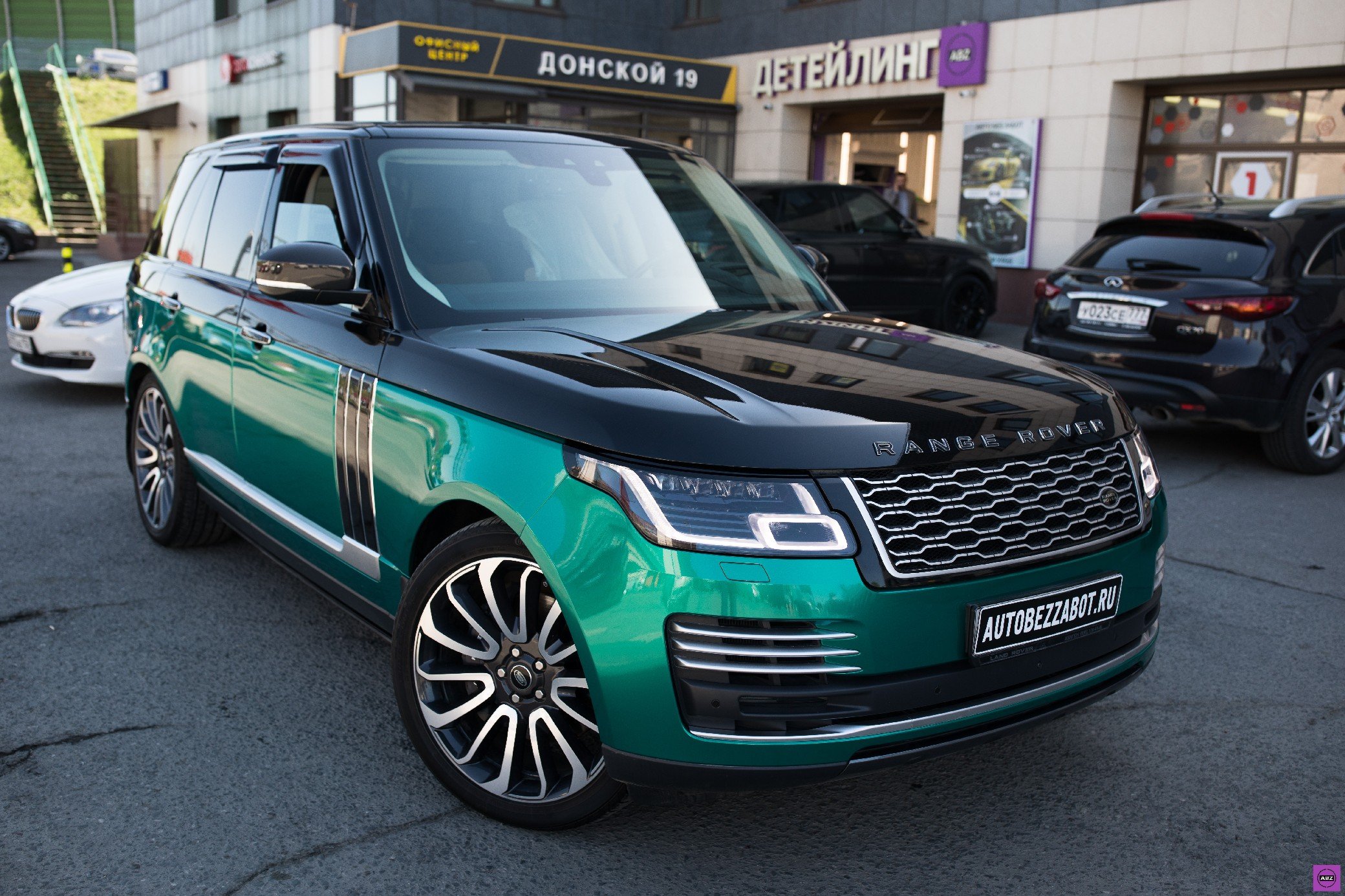 Green detailing. Рендж Ровер Вог. Рендж Ровер Вог 2. Range Rover Vogue изумрудный. Зеленый Рендж Ровер Вог 2021.