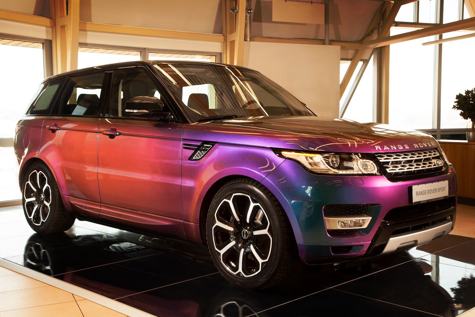 Range rover жидкости. Рендж Ровер хамелеон. Розовый Рендж Ровер. Range Rover Sport хамелеон. Рендж Ровер спорт 21.