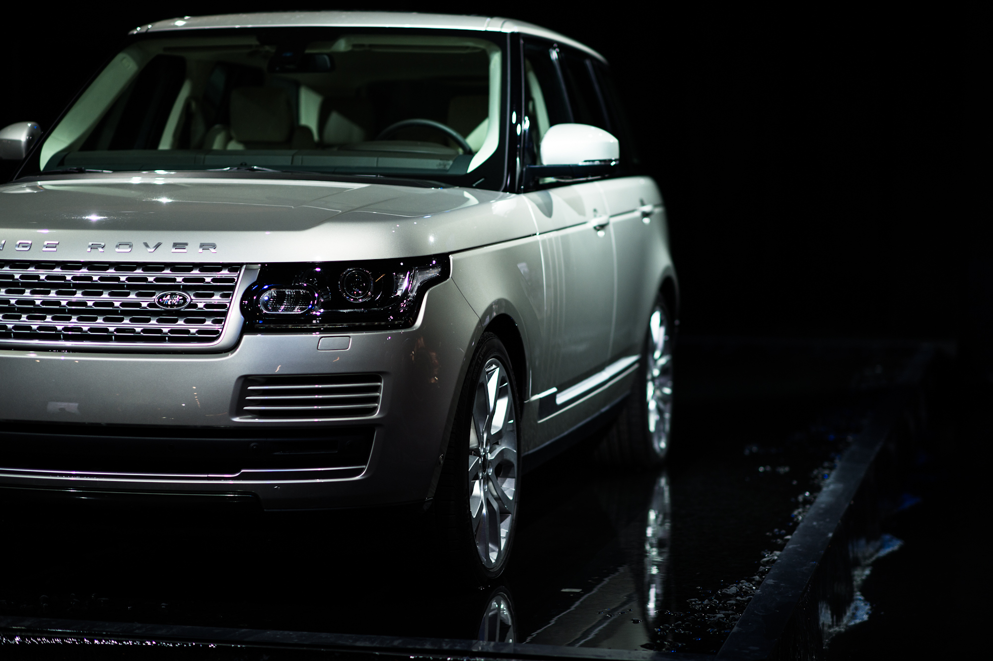 Range телефоны. Range Rover Vogue 2022. Mondial range Rover. Ленд Ровер Рендж Ровер обои. Стол Рендж Ровер.