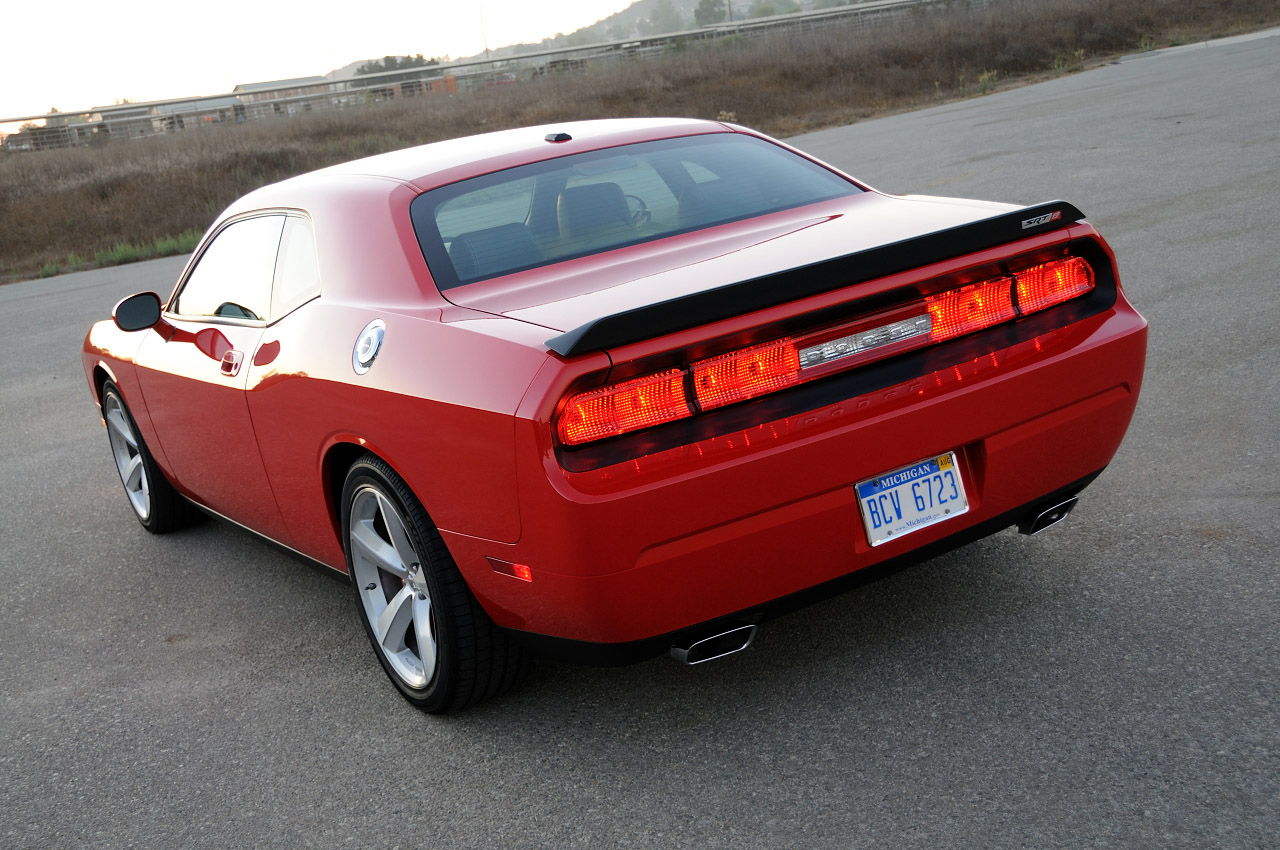 Dodge Challenger сзади