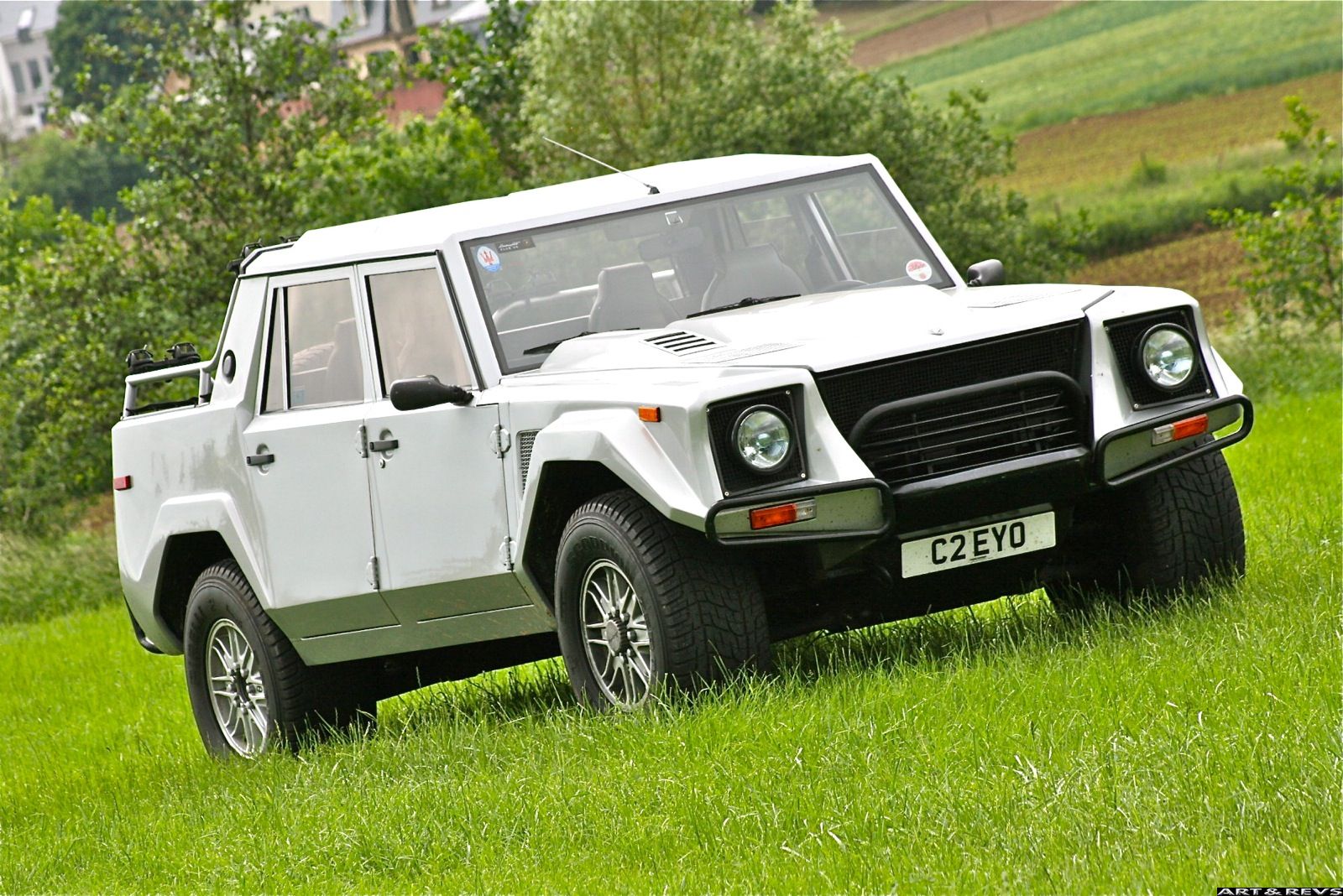 Внедорожник Lamborghini lm2