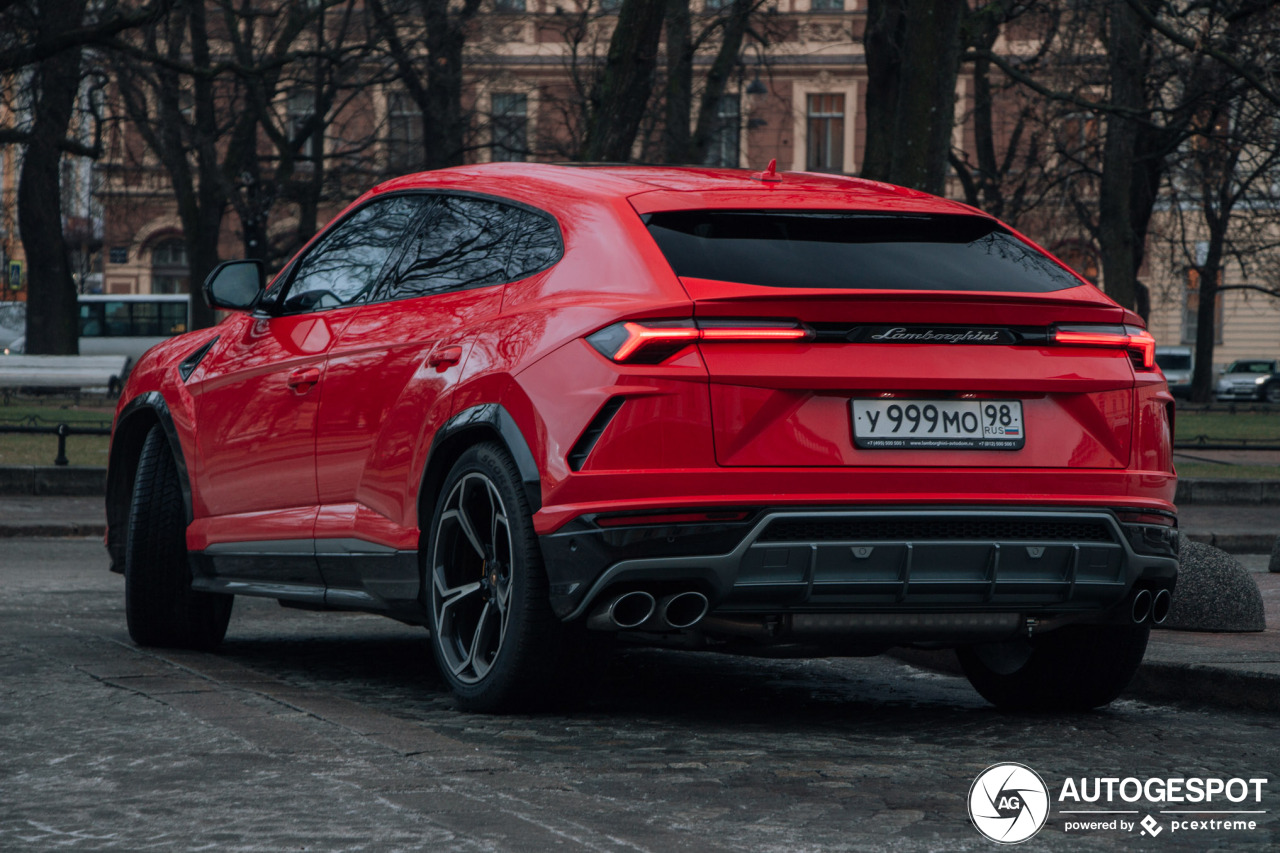 Lamborghini Urus сзади