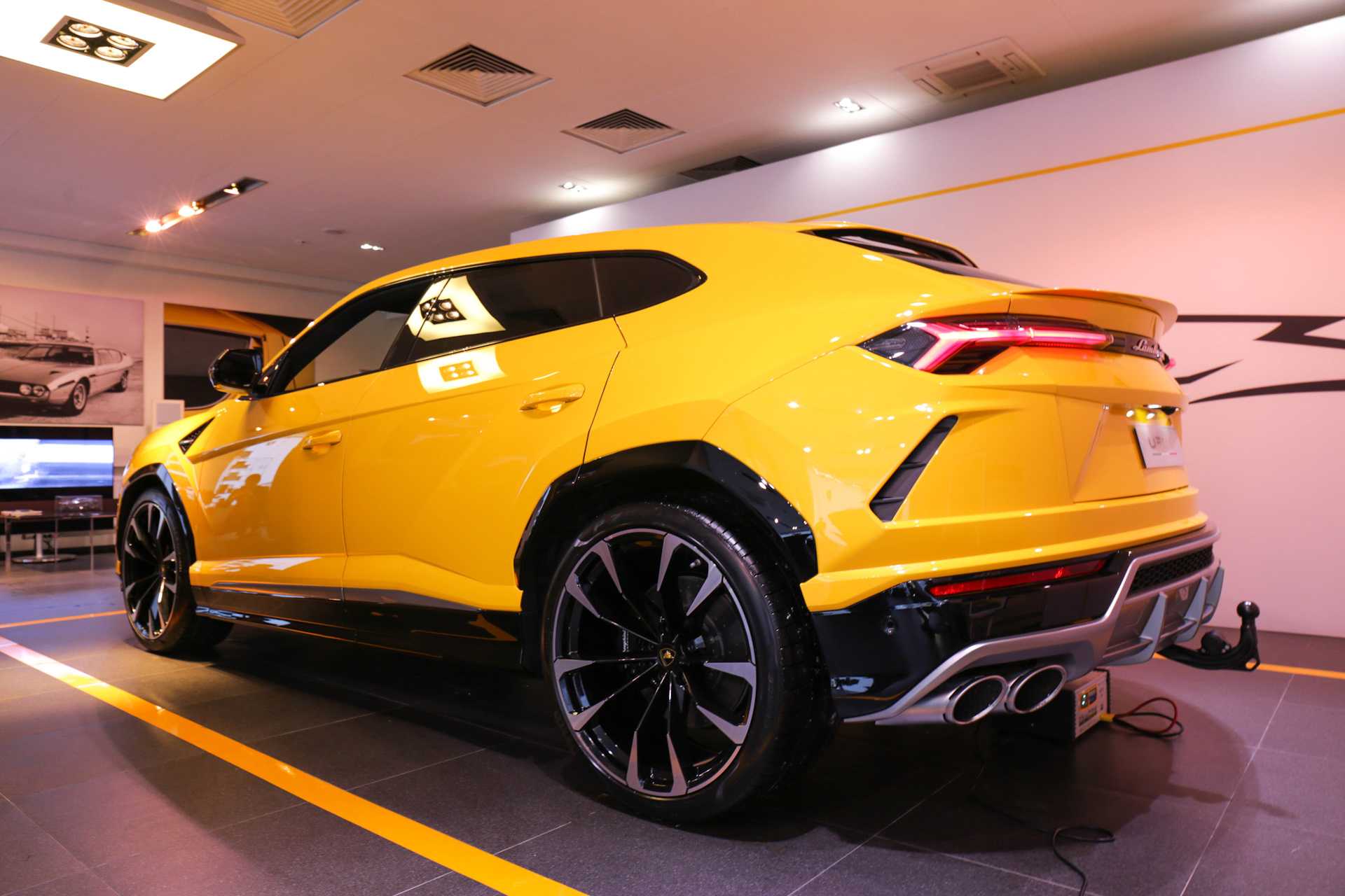 Lamborghini Urus Gold