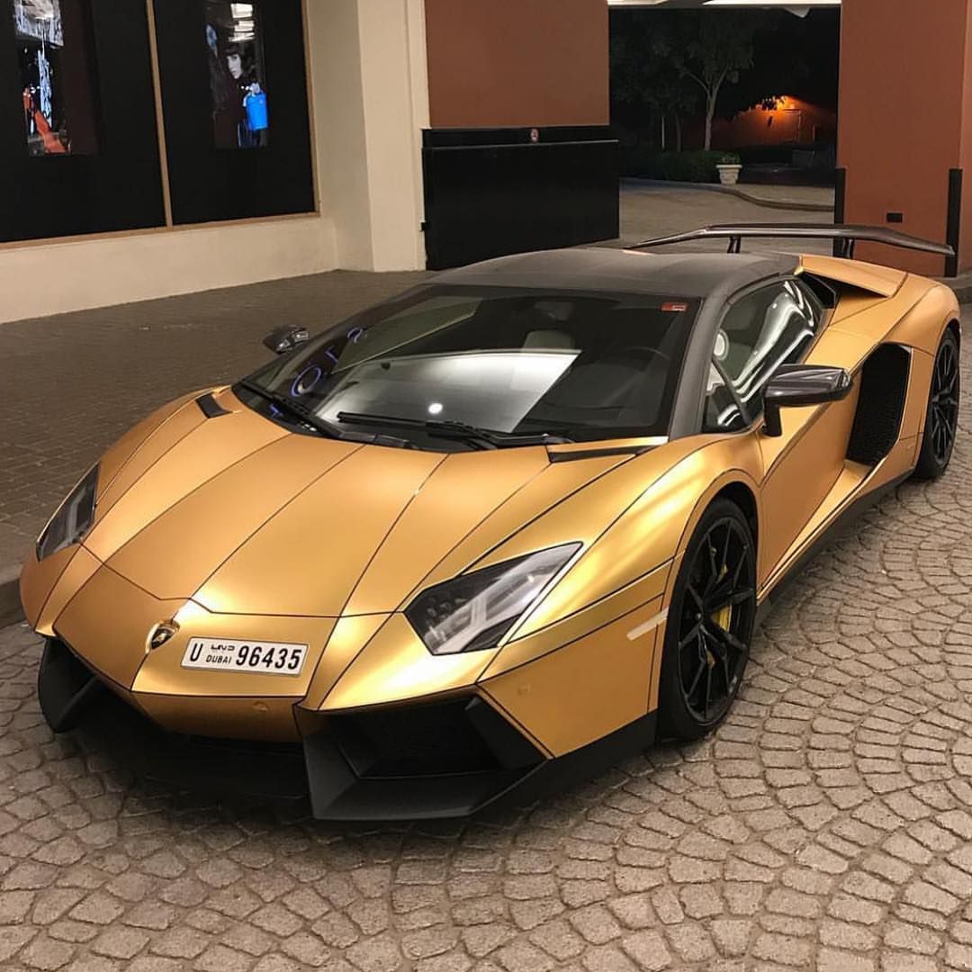 Золотой Lamborghini авентадор