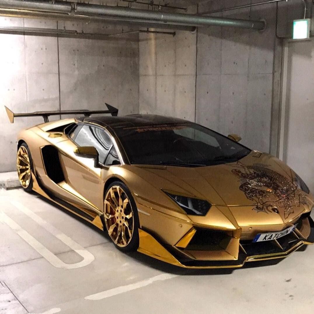 Золотой Lamborghini авентадор