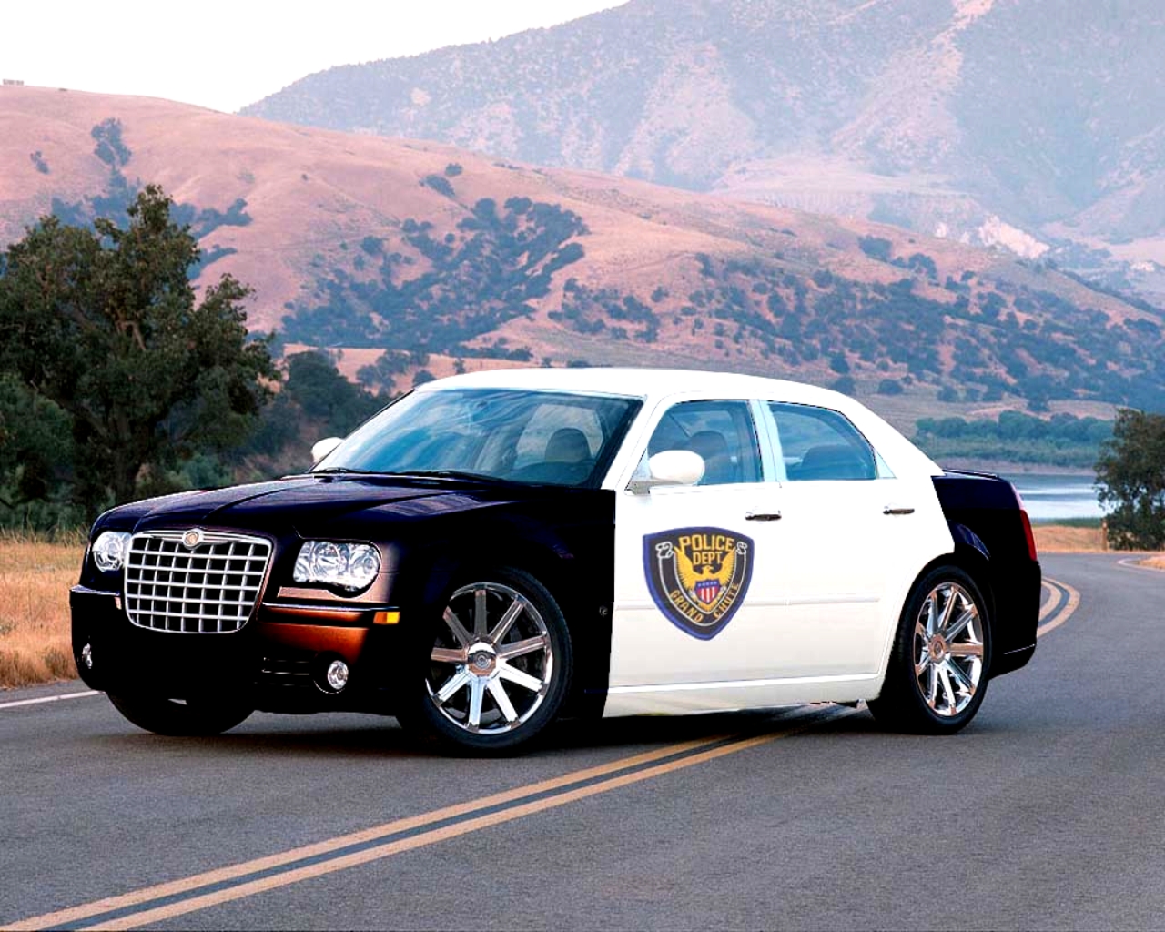 Американская машина крайслер. Chrysler 300c Police. Американский Крайслер 300. Chrysler 300c полицейский. Dodge 300c.