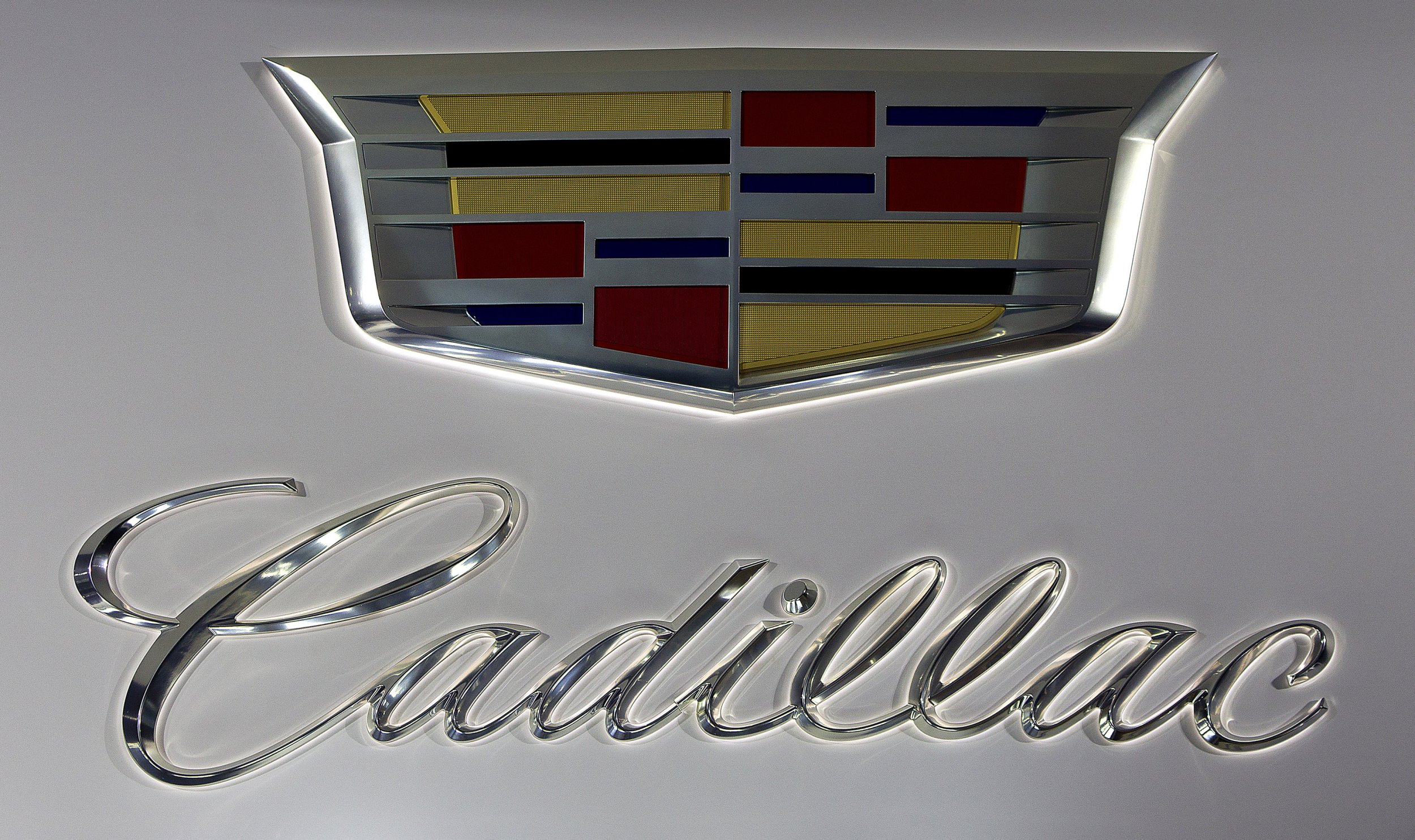 Кадиллак логотип. Знак Кадиллака на машине. Марки машин значки Кадиллак. Дженерал Моторс Кадиллак лого. Cadillac значок Cadillac.