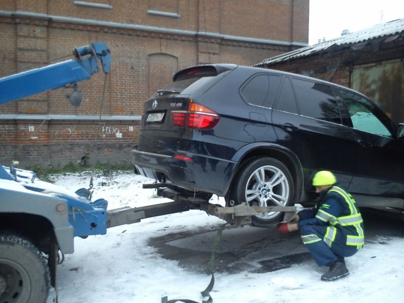 BMW x5 на эвакуаторе