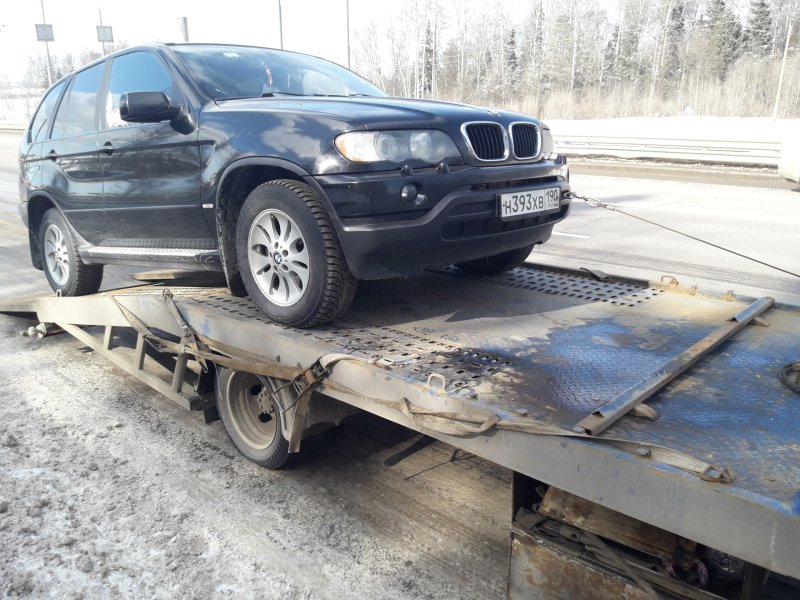 BMW x5 2003 год на эвакуаторе