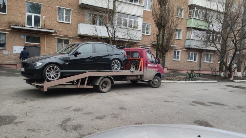 BMW e32 на эвакуаторе