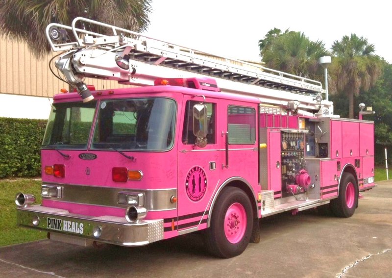 Розовая пожарная машина