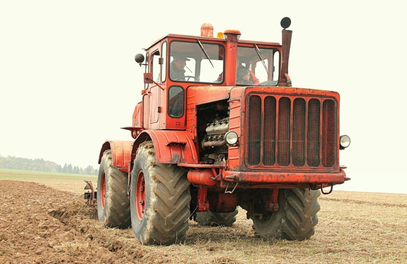 Трактор k-700 Кировец
