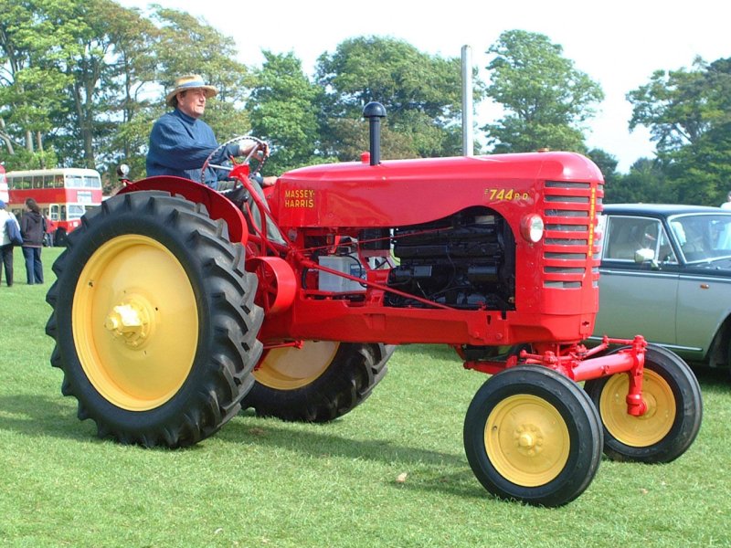 Трактор Canada Massey Harris