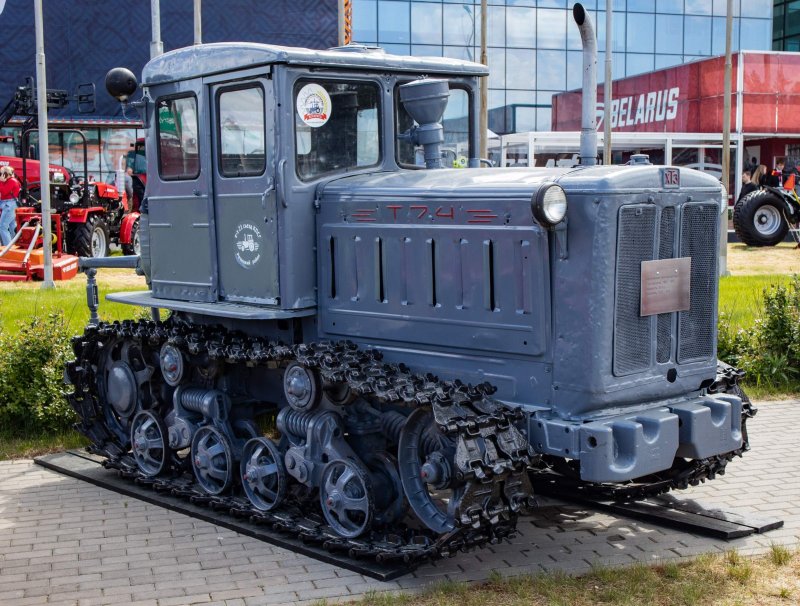 Гусеничный трактор ДТ-54