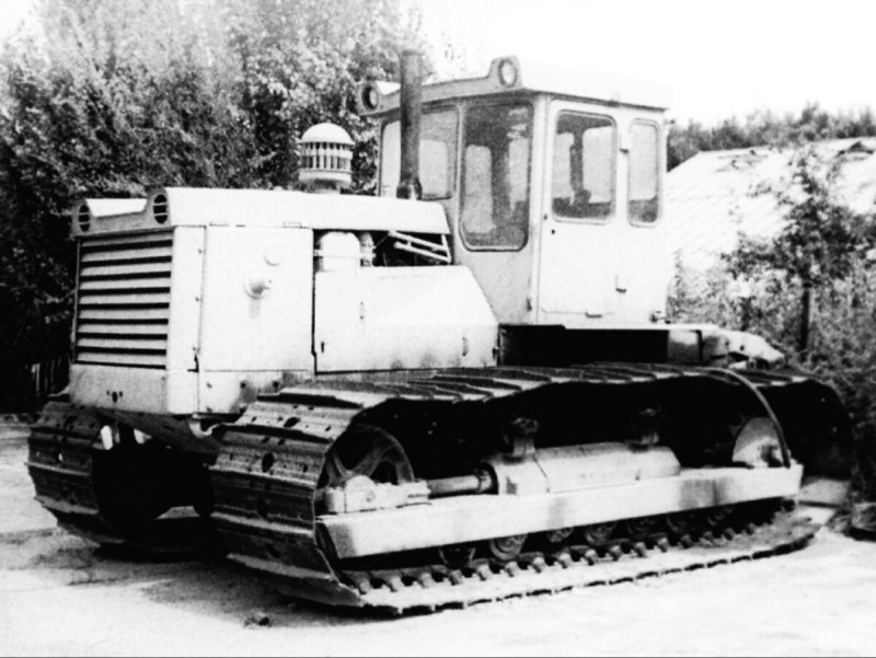Гусеничный трактор СССР т130