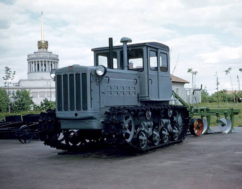 Гусеничный трактор ДТ-54