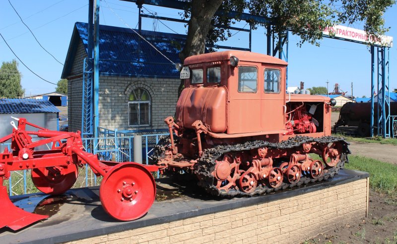 Гусеничный трактор ДТ-56