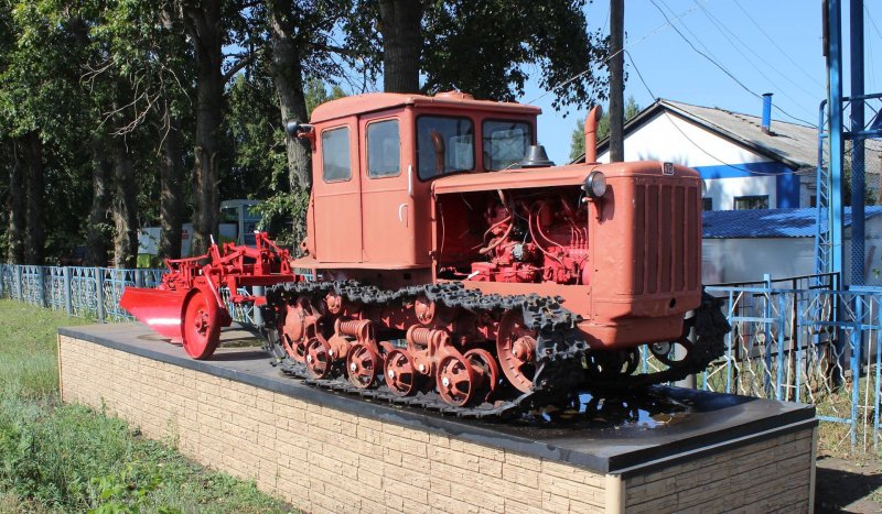 Гусеничный трактор ДТ-54