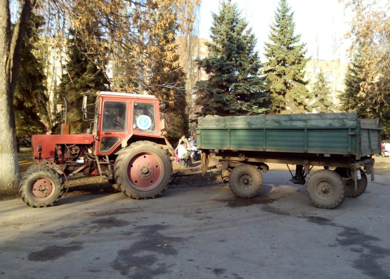 Трактор МТЗ 82 С прицепом 2 ПТС 4