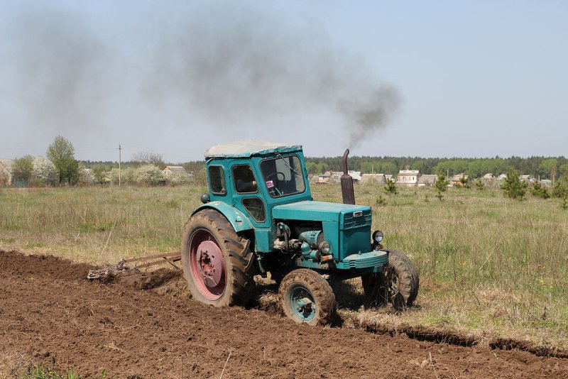 Т-40 трактор СССР С плугом