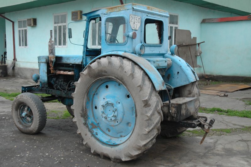 МТЗ-80 трактор сломанный