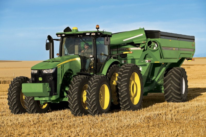 John Deere трактор