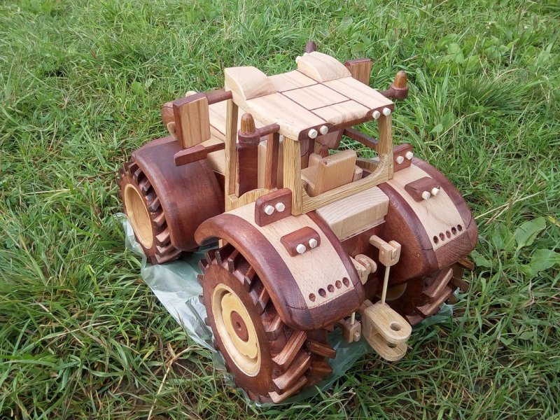 Игрушка трактор из дерева