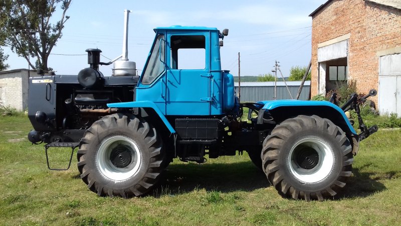 ХТЗ т150 красный
