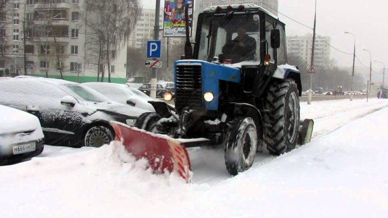 Трактор-щетка МТЗ 82.1 уборка снега