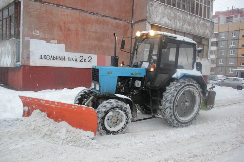 Трактор-щетка МТЗ 82.1 уборка снега