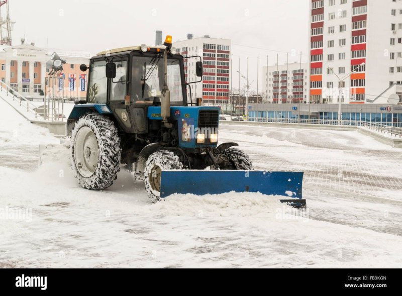 Трактор МТЗ 82 убирает снег