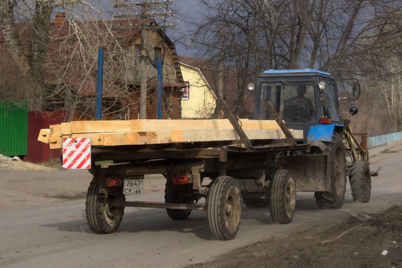 Трактор МТЗ 82 С прицепом 2 ПТС 4