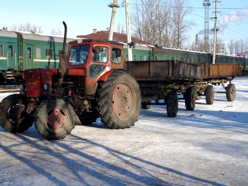 Трактор с двумя прицепами