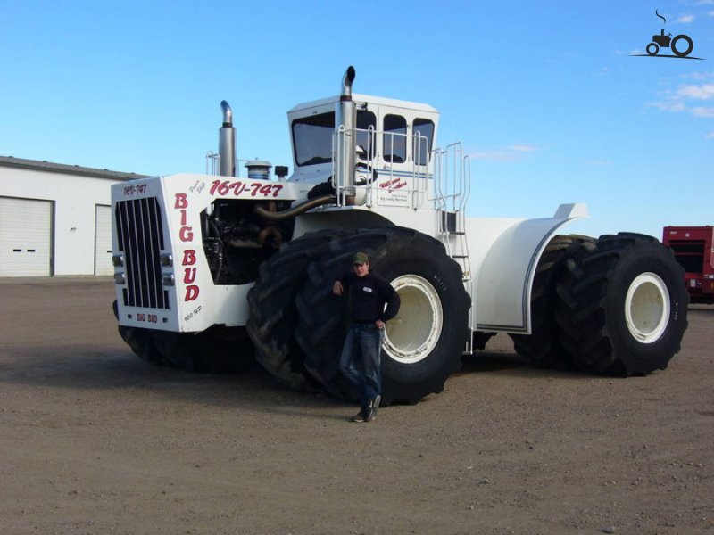 Мощный трактор big Bud