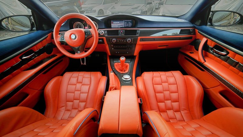 БМВ е90 оранжевая салон