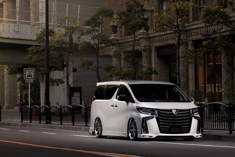 Toyota Alphard 4