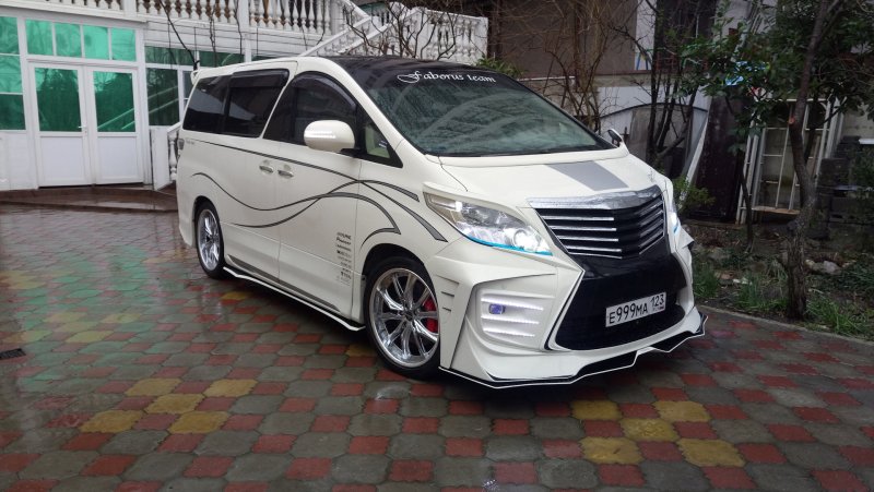 Тюнингованный Toyota Alphard