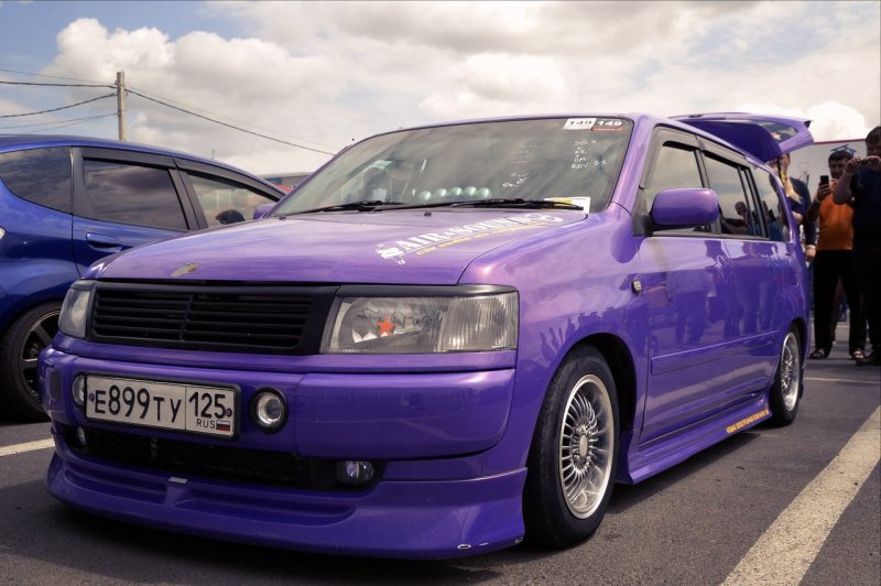 Фиолетовый Тойота Пробокс