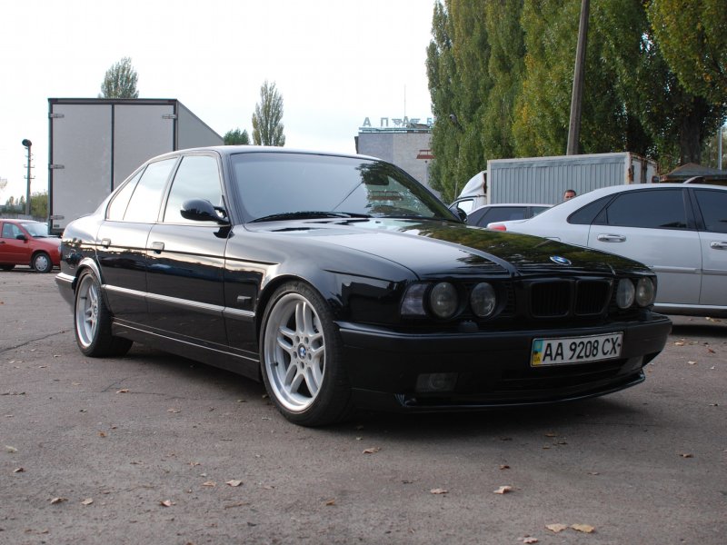 BMW e34 m5 черная