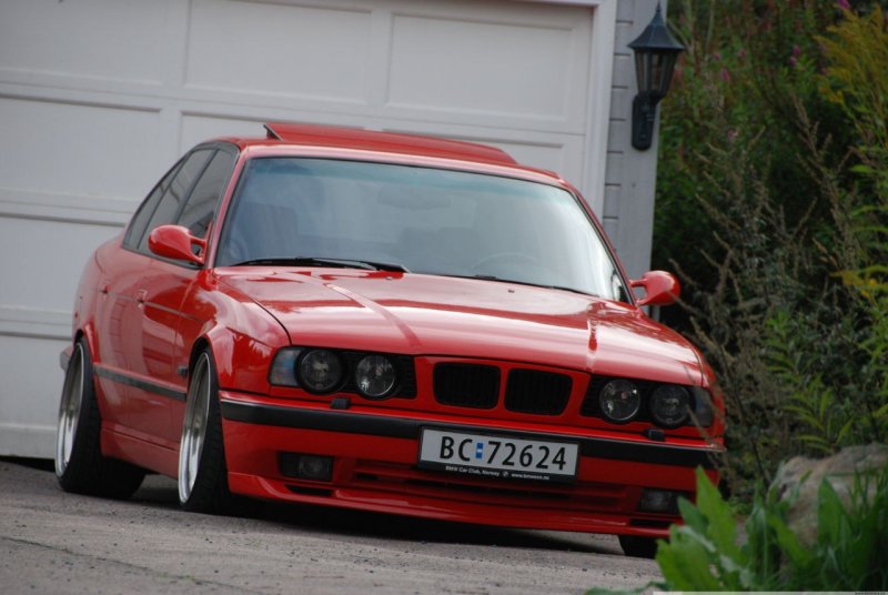 BMW e34 красная