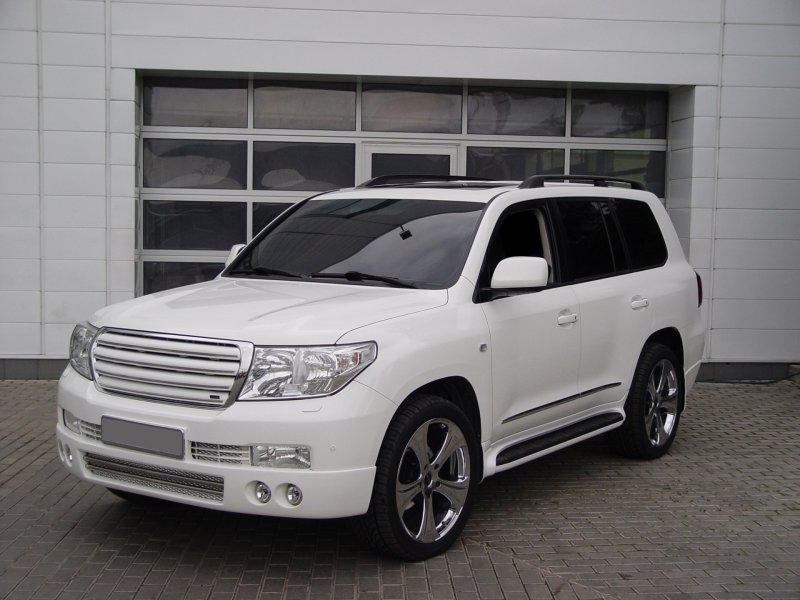 Toyota Land Cruiser 200 Tuning белый