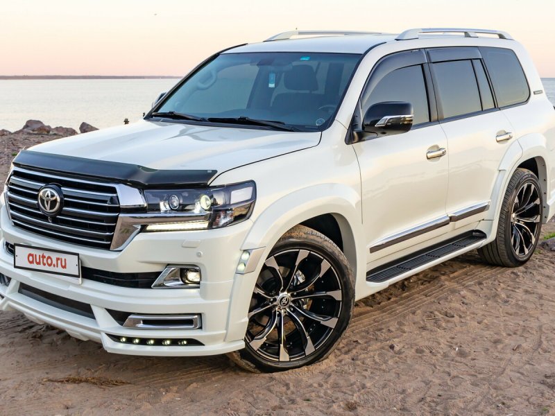 Toyota Land Cruiser 200 Tuning белый